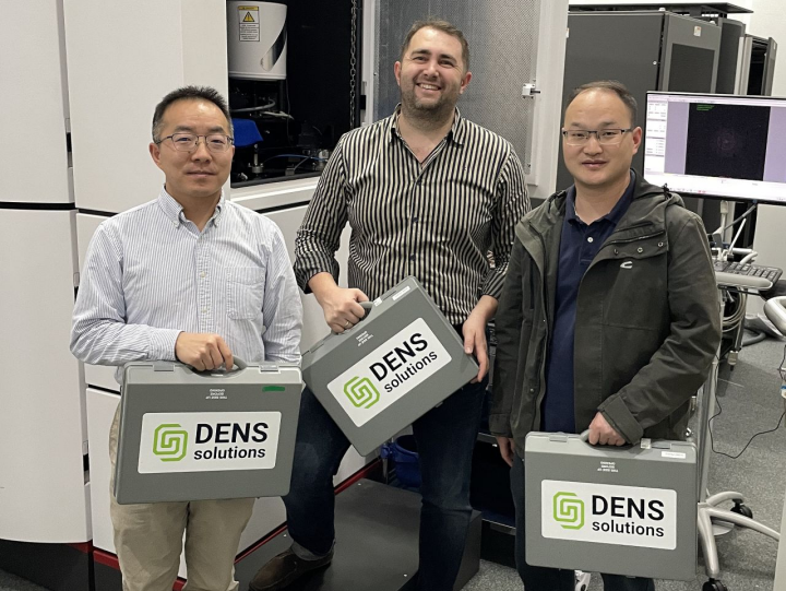 安徽大學電鏡中心成功調(diào)試 DENSTEM 原位冷凍熱電桿！